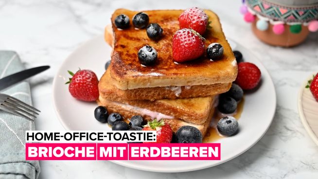 Home-Office-Toastie: Brioche mit Erdbeeren