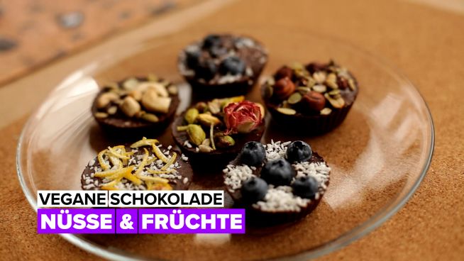 Selbstgemachte vegane Schokolade mit Toppings