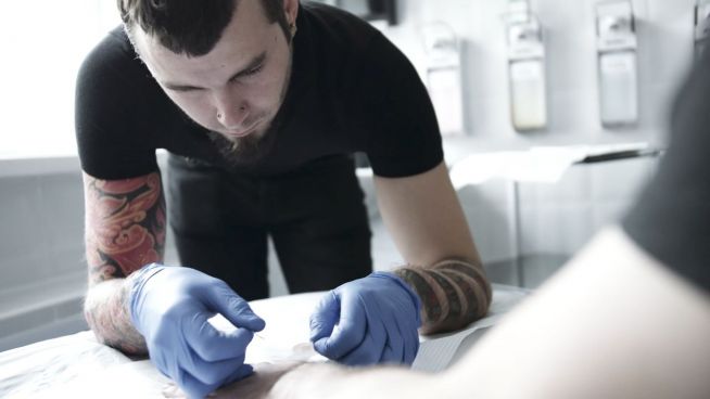 Das geht unter die Haut! Dieser Piercer sticht keine gewöhnlichen Piercings