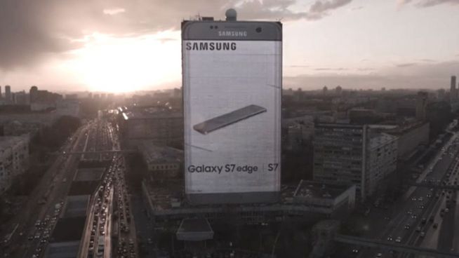 Gigantische Werbung: 80 mal 40 Meter großes Handy