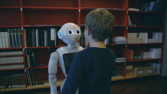 Schon menschlich? Kinder spielen mit Roboter 'Pepper'